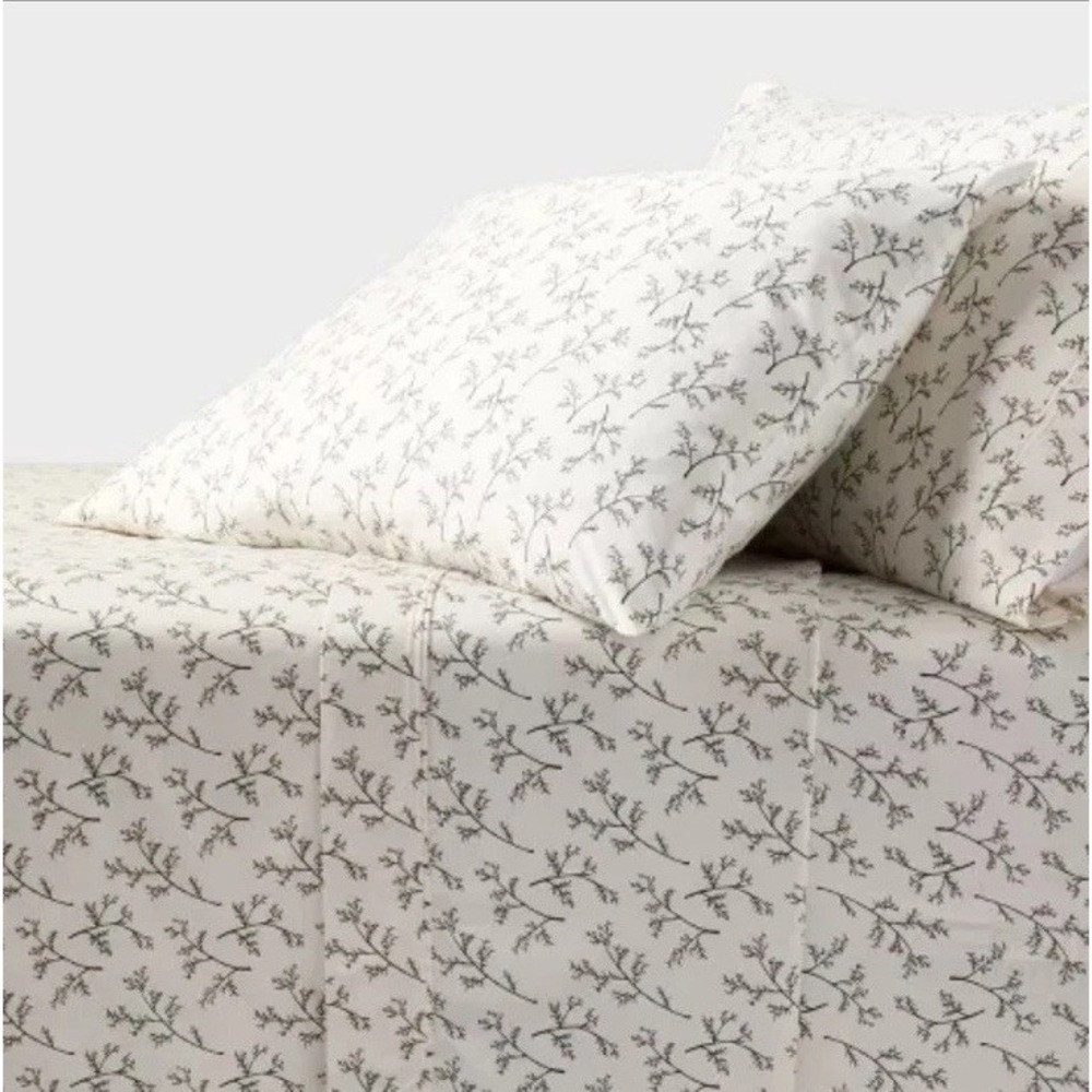 Full 400 Thread Count Holiday Performance Sheet Set Holly - Threshold - Picture 3 of 6